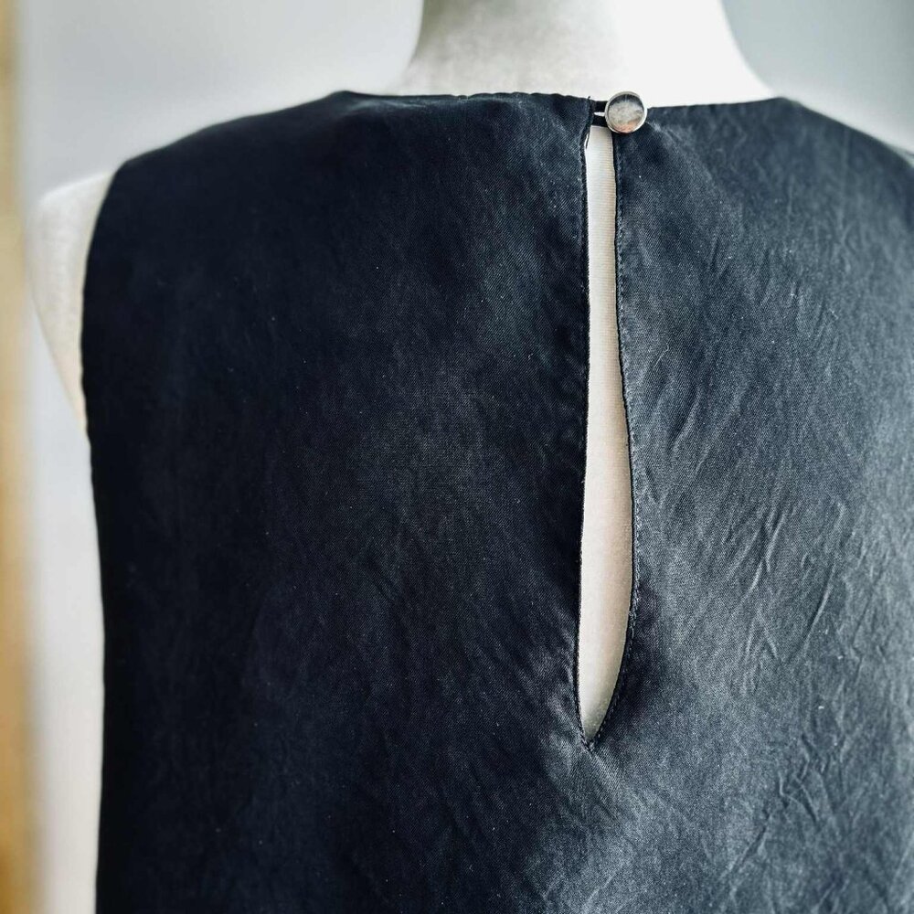 RUDSAK Black Cupro-Viscose Layered Sleeveless Blouse with Keyhole Back – US L - Picture 11 of 12